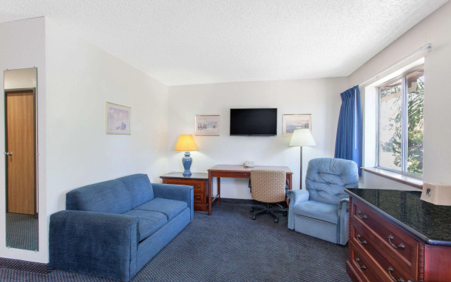 Super 8 by Wyndham Selma/Fresno Area