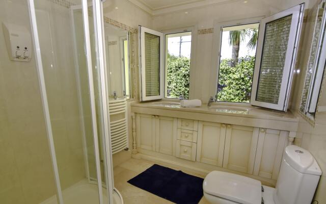 20001 - Exquisite Villa 50M To Beach