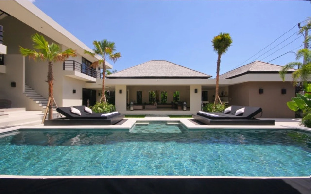 Private Villas, 4 Br, Canggu With Staff
