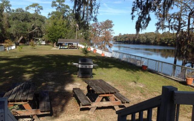 Suwannee Gables Motel and Marina