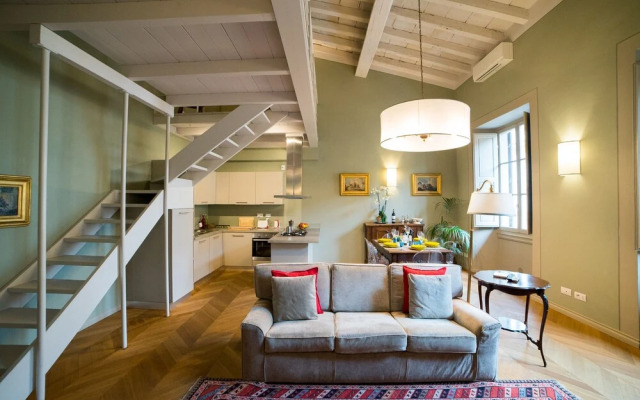 Charming Two Bedroom Apartment in Piazza Strozzi