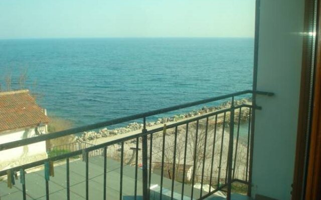 Guest House Ianis Paradise