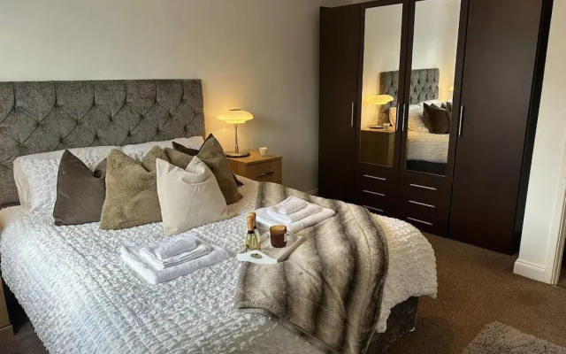 Impeccable 2 bed House Next to Old Trafford