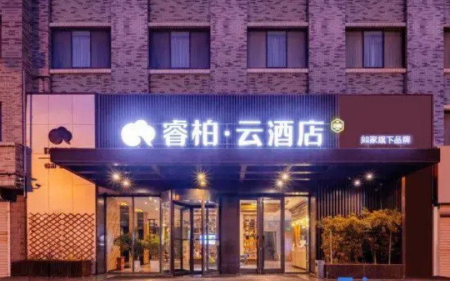 Cloud Hotel