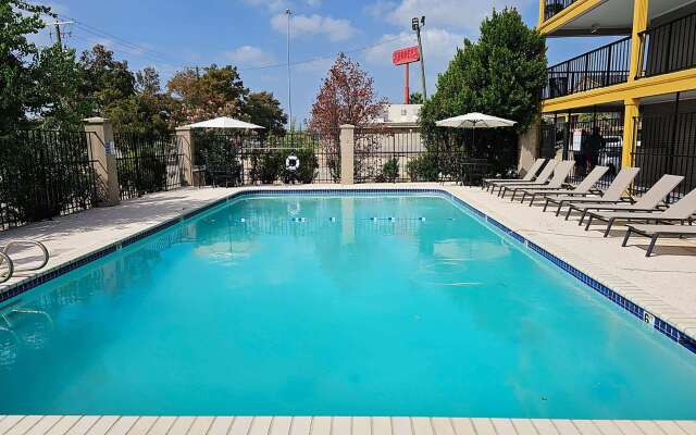 Super 8 by Wyndham Metairie