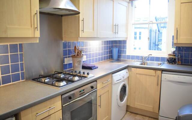 2 Bedroom Flat in Battersea Sleeps 4