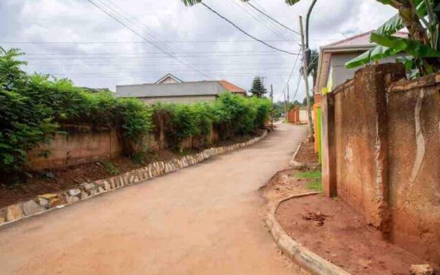 Maison, 15 min walk to acacia with Free Wi-Fi