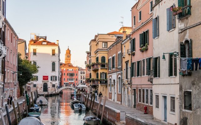 Red House close to Accademia Bridge