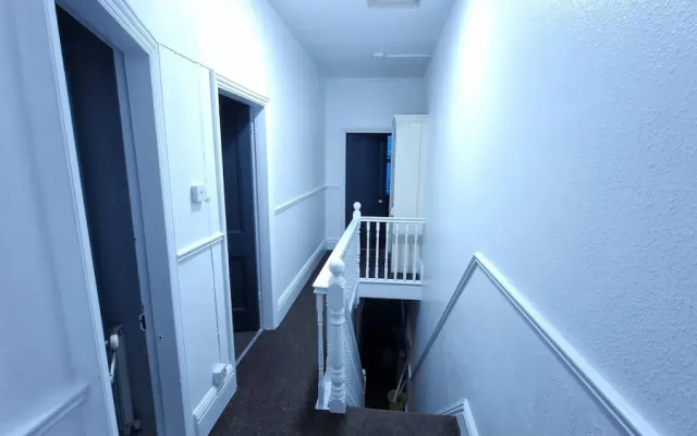 Spacious 4-bed House Great Location Coventry