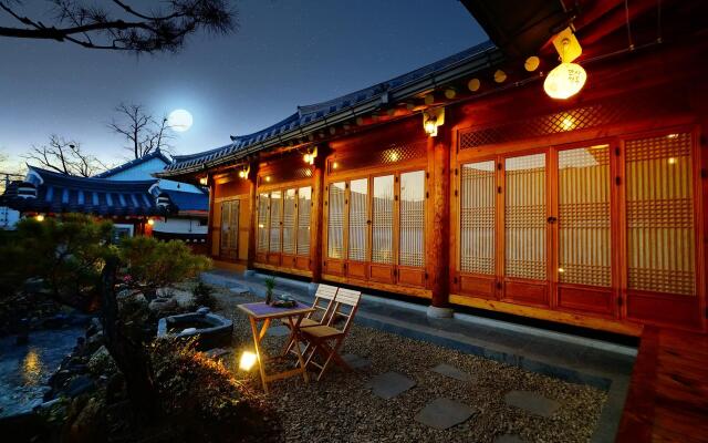 Jeonju Hanok Maeul Sukbak Sarang Gadeuk