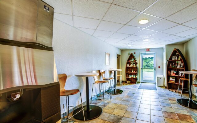 Motel 6 Huntsville, ON