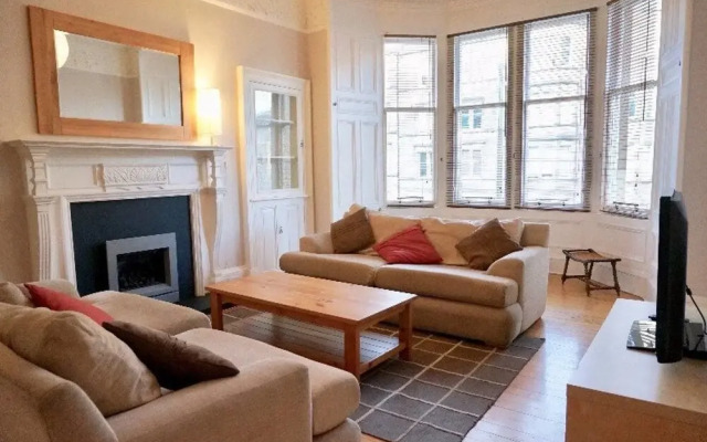 Stylish 3-Bedroom Period Apt Close To City Centre