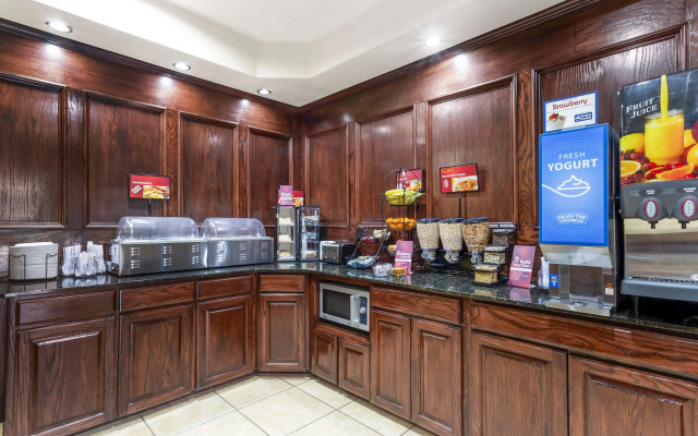 Best Western Plus Crown Colony Inn & Suites