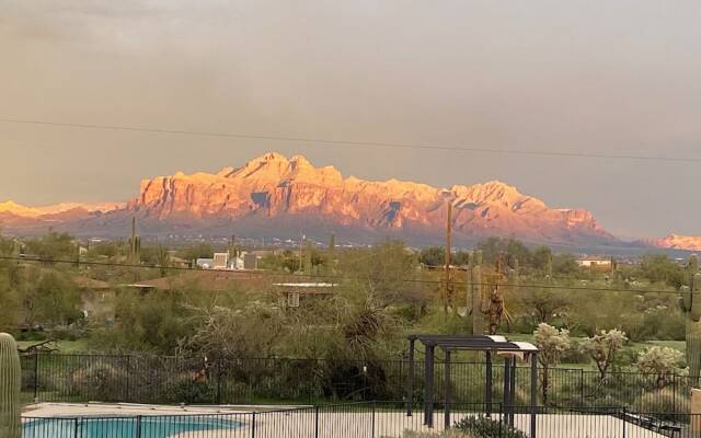 East Mesa Desert and Mountain Views: 5br, Pool