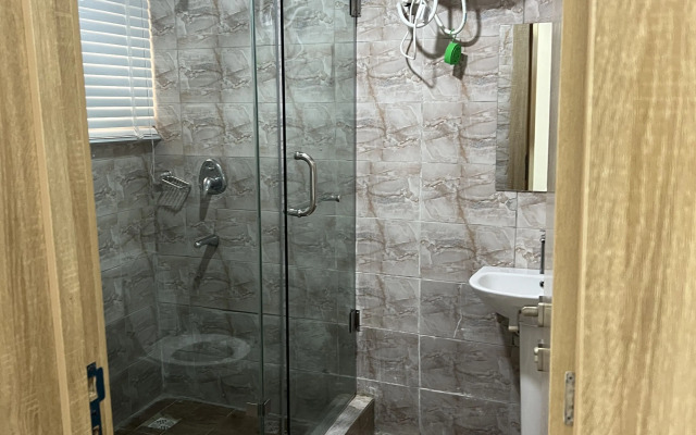 Thapunchline Apartments & Hotels