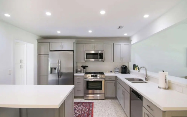 La Casa Blanca Minutes From the Beach!