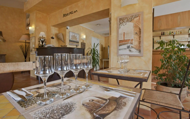 Отель Les Calanques