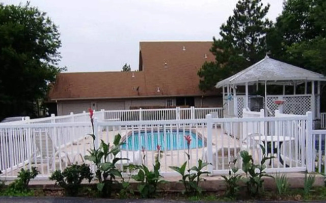 Oak Hill Inn & Suites