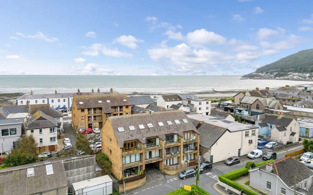 Central Apartment 3B