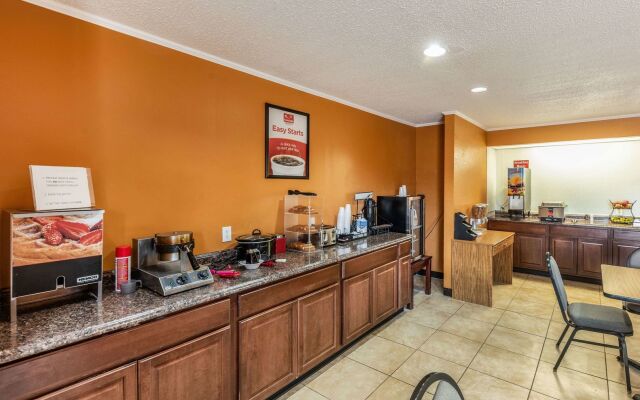 Econo Lodge Inn & Suites