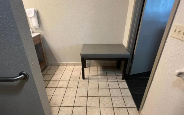 Days Inn & Suites Monroe