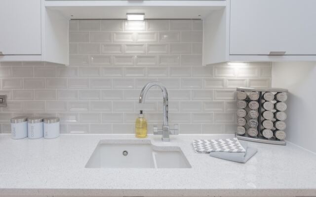 Modern, Brand New Townhouse in Bath