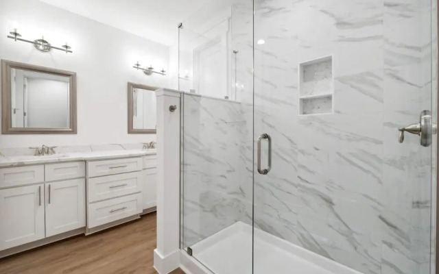 Blissful Getaway 4 BDR Whole Home Heated Pool!