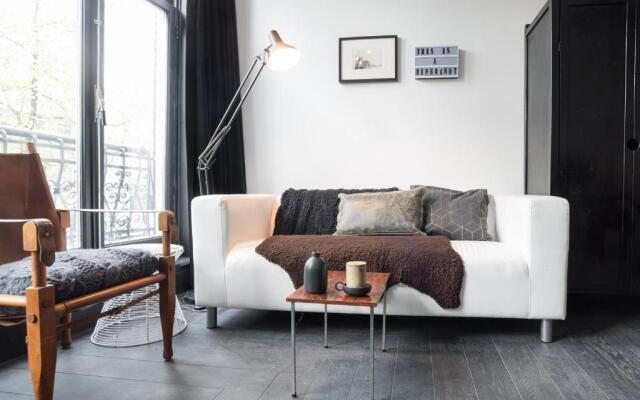 The Black Canal view private studio