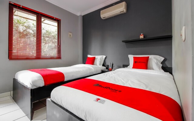 RedDoorz Plus near RS Fatmawati 2
