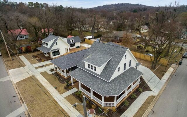 The SoFay Farmhouse - 1 Mile From U of A - Luxury Amenities