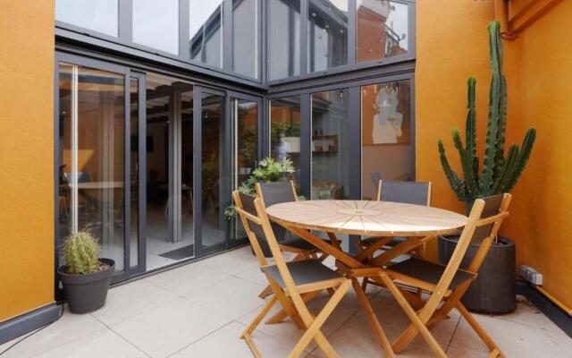 Air-conditioned duplex apartment with furnished terrace in the city center