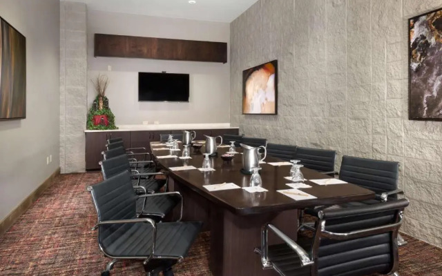 Holiday Inn LAWRENCE