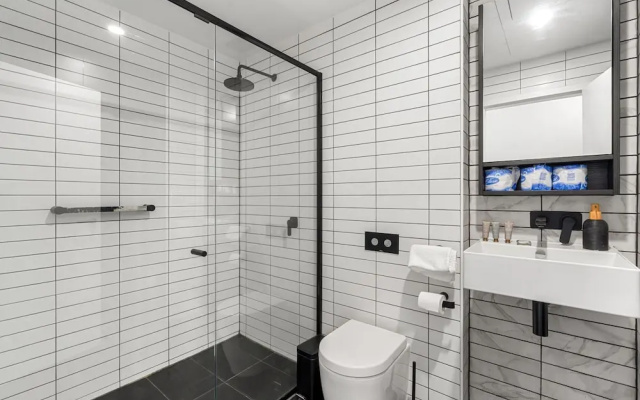 Bright Kingston Stay With Balcony Access – Bathroom – Kingston