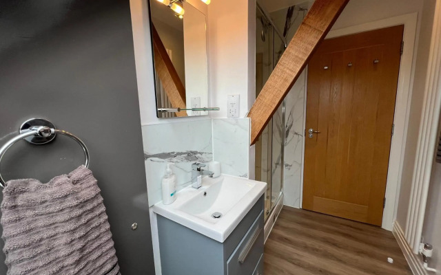 Delightful 1 bedroom Split-Level Apt in Glastonbury Town Centre