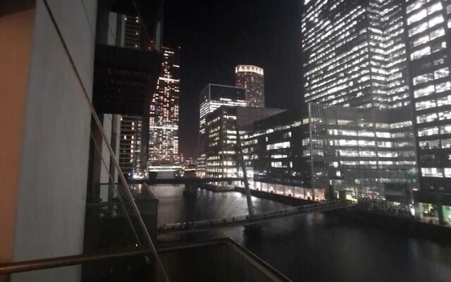 Ravishing Riverside 2-bed Rental in Canary Wharf