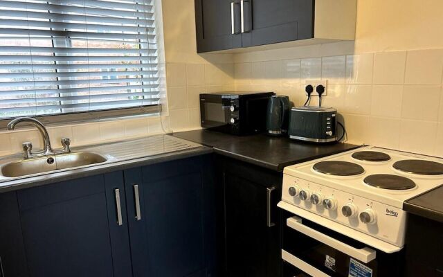 Essex 2 Bed Flat Near Station With Free Parking