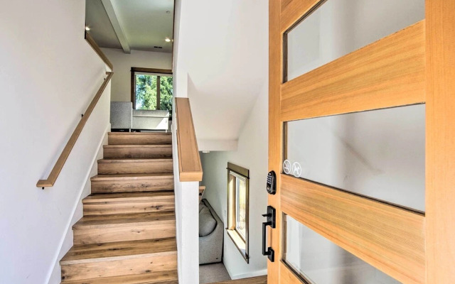 Charming Cle Elum Townhome w/ Balcony & Views
