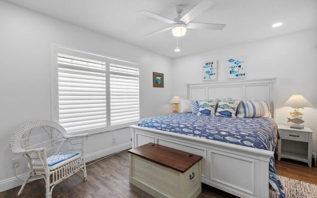 Colony Beach Club 237