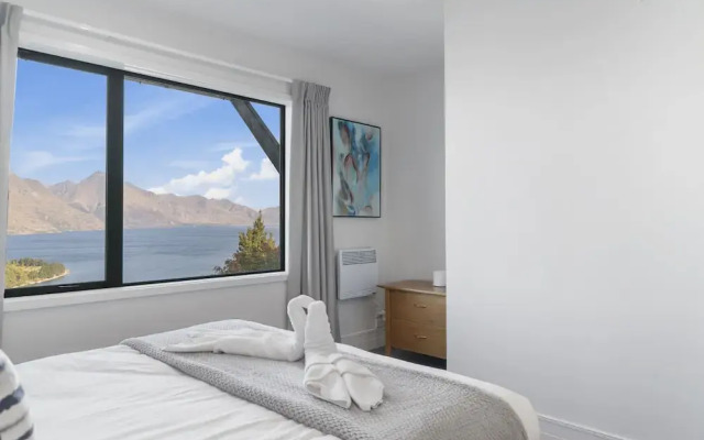 Modern 3 bedroom with stunning postcard views!