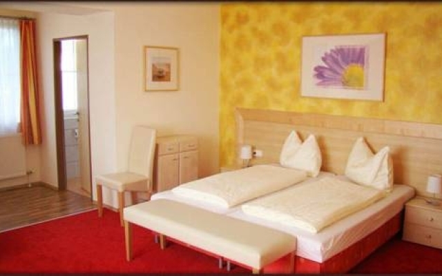 Gästehaus Hotel Pension & Heuriger Gmoana