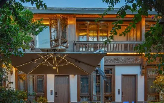 Bashilai Inn (Lijiang Ancient City Mufu Branch)