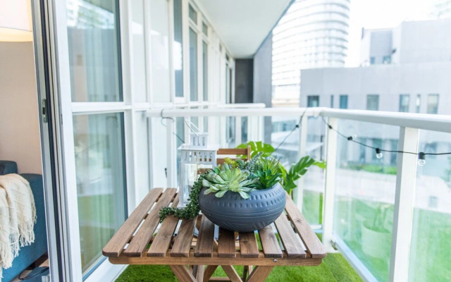 QuickStay - Premium 2-Bedroom with CN Tower & Lake Views