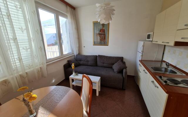 Dami - 100m from the sea - A2 Earth(2+1)