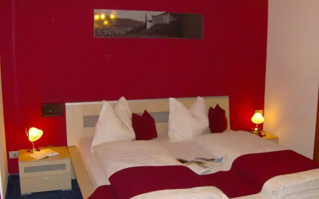 Schlosshof Charme Resort – Hotel & Camping
