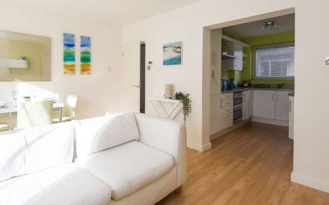 Sunny Modern Nr Beach Village w Parking