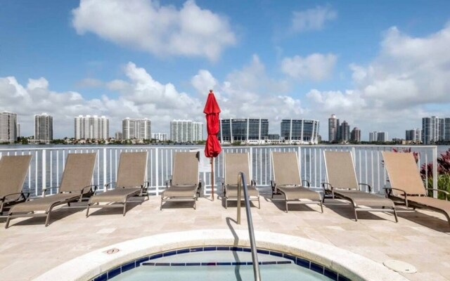 Marina Bay Club