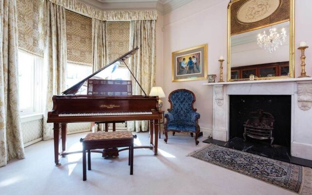 Elgin Crescent Apartment