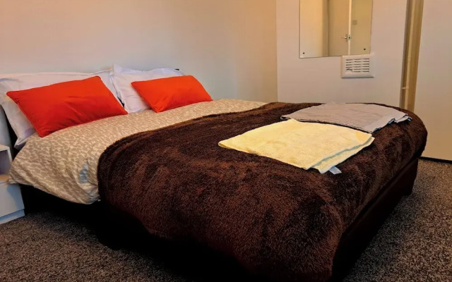 2 Bedroom House in Leeds - Sleeps 5, Wifi, Parking
