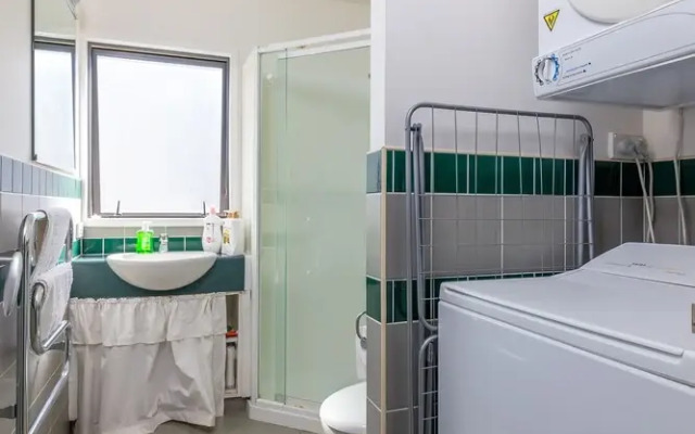 JHT - Carpark, 2 BRM Apartment, Next to Uni