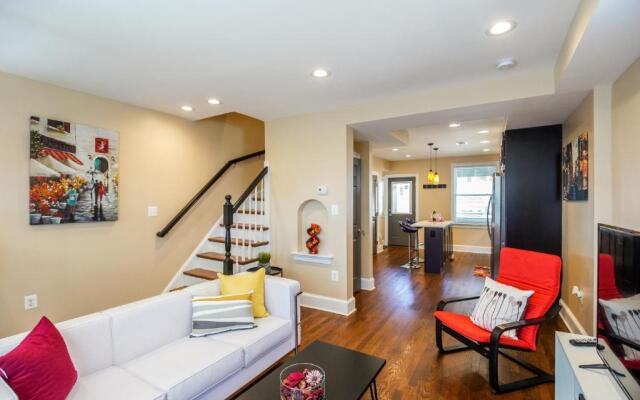 Luxurious DC Townhome ideal for Large Families plus Free Parking